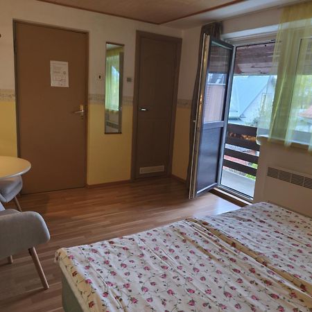 Paerna Guesthouse & Apartments กูรัซซาเร ภายนอก รูปภาพ