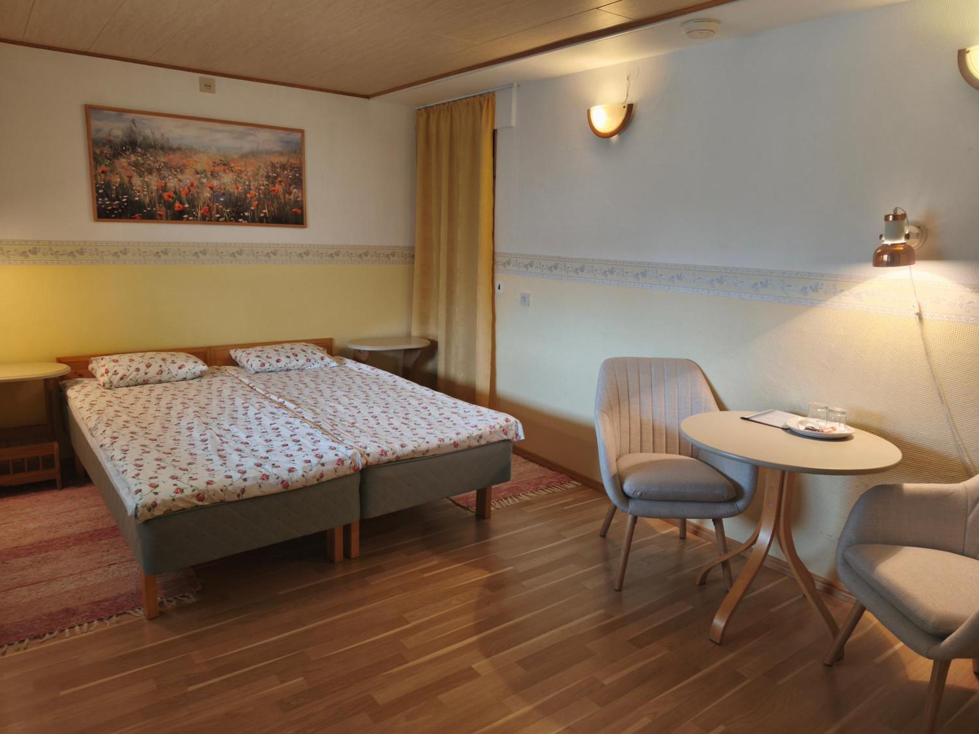 Paerna Guesthouse & Apartments กูรัซซาเร ภายนอก รูปภาพ