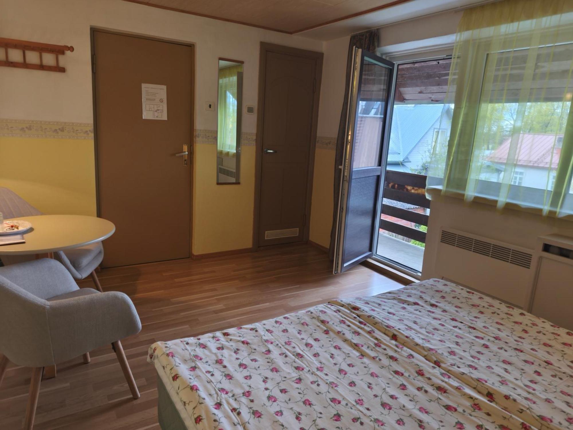 Paerna Guesthouse & Apartments กูรัซซาเร ภายนอก รูปภาพ