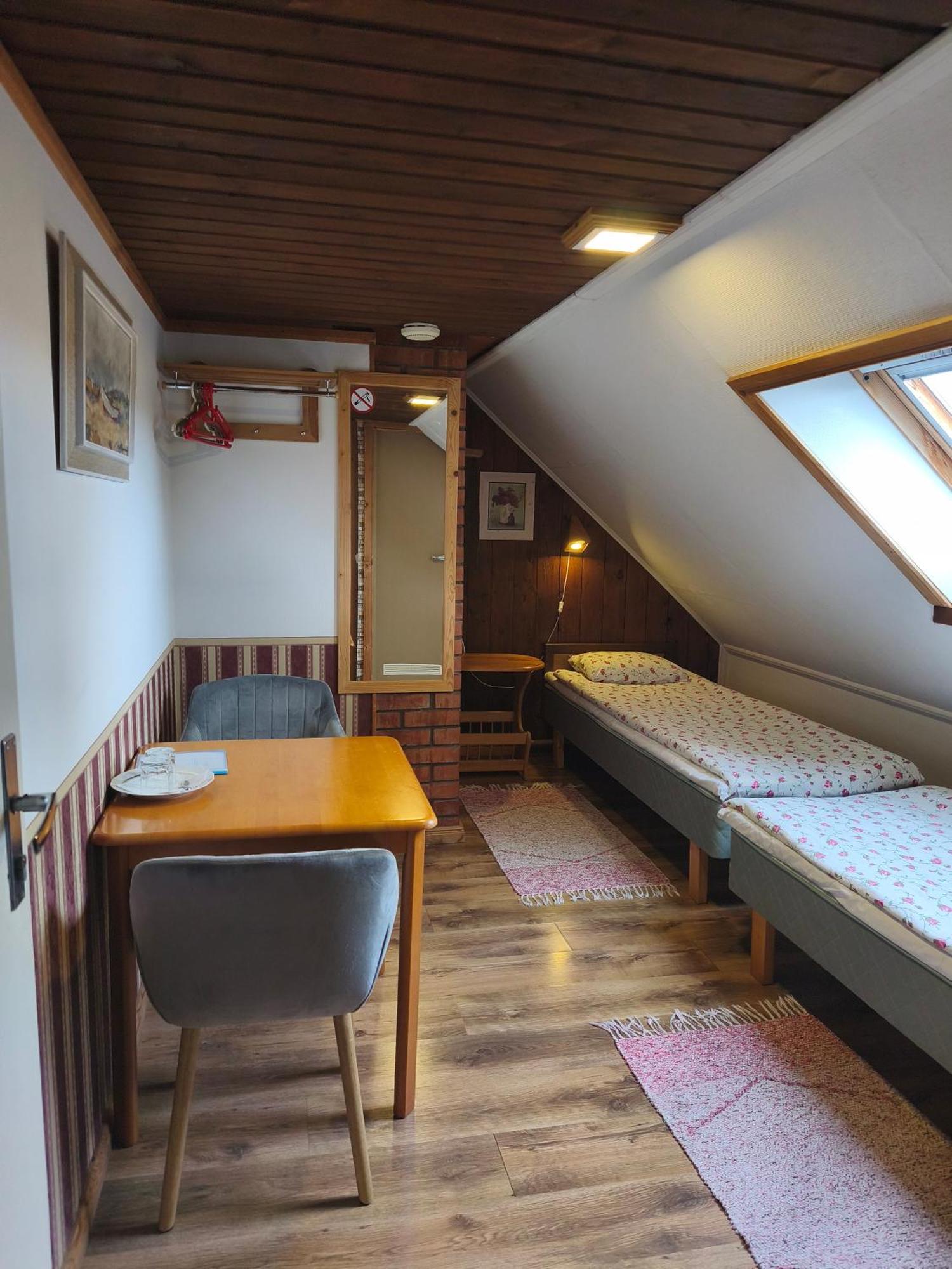 Paerna Guesthouse & Apartments กูรัซซาเร ภายนอก รูปภาพ