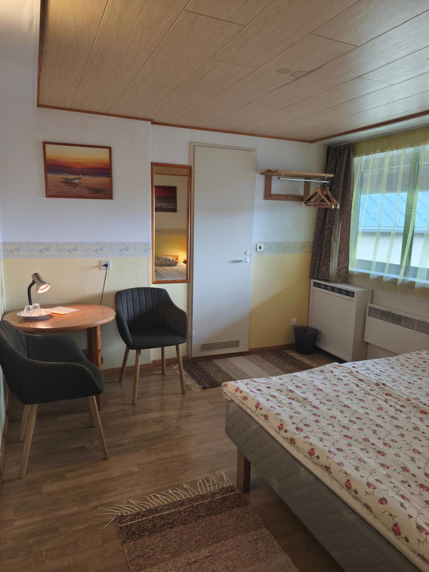 Paerna Guesthouse & Apartments กูรัซซาเร ภายนอก รูปภาพ